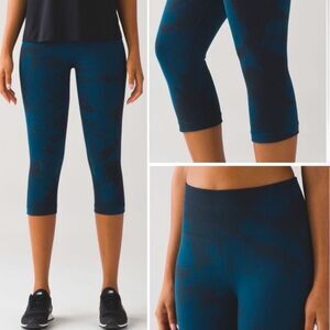 EUC Lululemon Flow & Go 19" Crop Leggings in Alberta Lake (blue) & Black Size 4